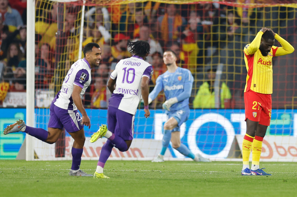 Toulouse's Cristian Casseres Jr, left, and Yann Gboho celebrate after scoring during a League One soccer match between Lens and Toulouse in Lens, France, Friday, April 17, 2026. (AP Photo/Jean-Francois Badias)