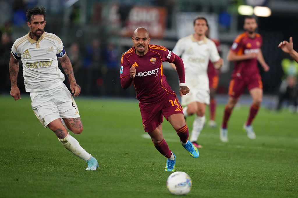 Pisa's Antonio Caracciolo, left, and Roma's Donyell Malen run for the ball during a Seria A soccer match between Roma and Pisa n Rome, Italy, Friday, April 10, 2026. (AP Photo/Alessandra Tarantino)