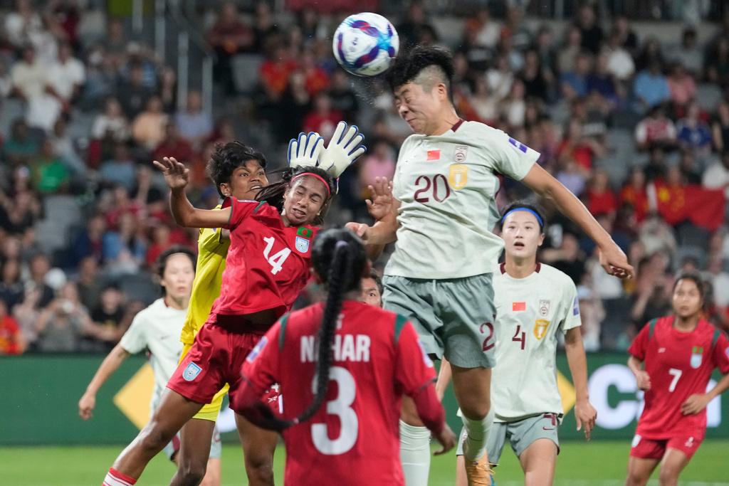China's Zhang Chengxue heads the ball at goal during the Women's Asia Cup soccer match between China and Bangladesh in Sydney, Tuesday, March 3, 2026. (AP Photo/Rick Rycroft)