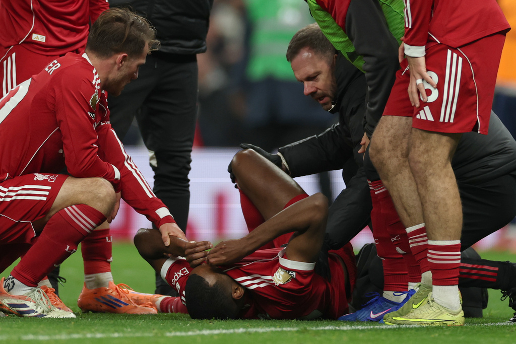 Liverpool's Alexander Isak reacts after sustaining an injury during the English Premier League soccer match between Tottenham and Liverpool in London, Saturday, Dec. 20, 2025. (AP Photo/Ian Walton)