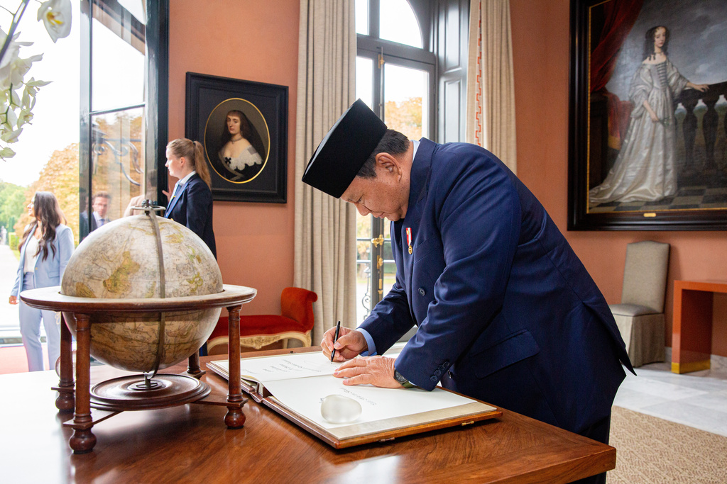 Indonesia's President Prabowo Subianto arrives at royal palace Huis ten Bosch in The Hague, Netherlands, Friday, Sept. 26, 2025. (Wesley de Wit/Pool Photo via AP)