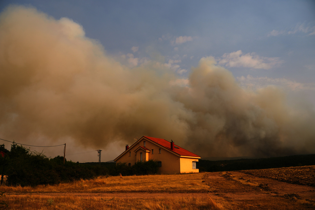Smoke rises above the horizon as wildfire advances near Condemios de Arriba, Guadalajara province, Spain, Wednesday, July 22, 2026, after a wildfire scorched tens of thousands of hectares in one of Spain's largest wildfires in recent years. (AP Photo/Manu Fernandez)
