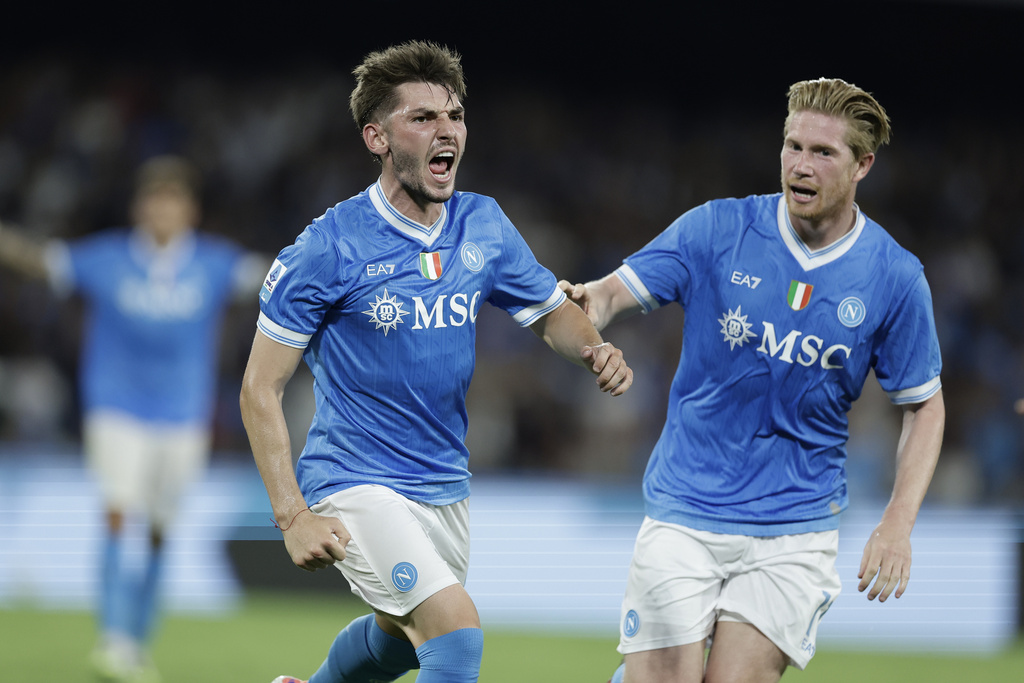 Napoli's Billy Gilmour, left, celebrates scoring their side's first goal of the game with Kevin De Bruyne during the Italian Serie A soccer match between Napoli and Pisa at the Diego Armando Maradona Stadium in Naples, Italy, Monday, Sept. 22, 2025. (Alessandro Garofalo/LaPresse via AP)