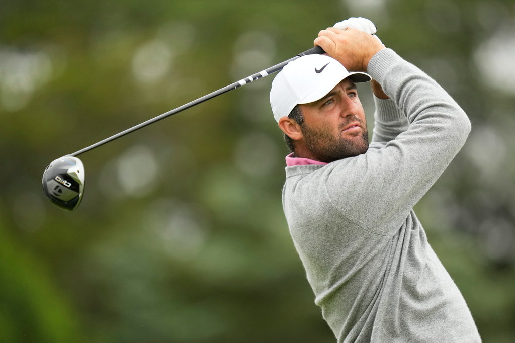 Scottie Scheffler watches his tee shot on the sixth hole during the first round of the U.S. Open golf tournament at Shinnecock Hills Golf Club in Southampton, N.Y., Thursday, June 18, 2026.(AP Photo/Seth Wenig)
