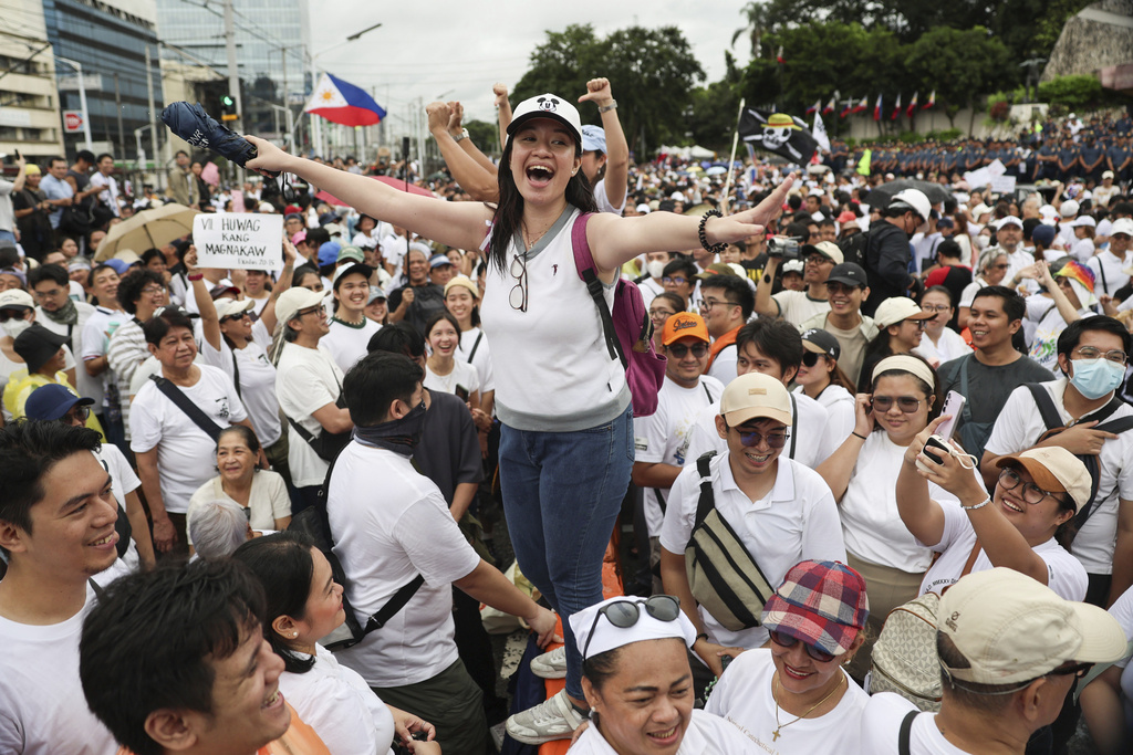 Thousands of protesters gather at the EDSA People Power Monument to join a rally against government corruption, in suburban Mandaluyong, east of Manila, Philippines, Sunday Sept. 21, 2025. (AP Photo/Basilio Sepe)