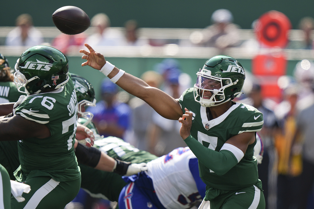 New York Jets quarterback Justin Fields (7) passes against the Buffalo Bills during the third quarter of an NFL football game, Sunday, Sept. 14, 2025, in East Rutherford, N.J. (AP Photo/Frank Franklin)