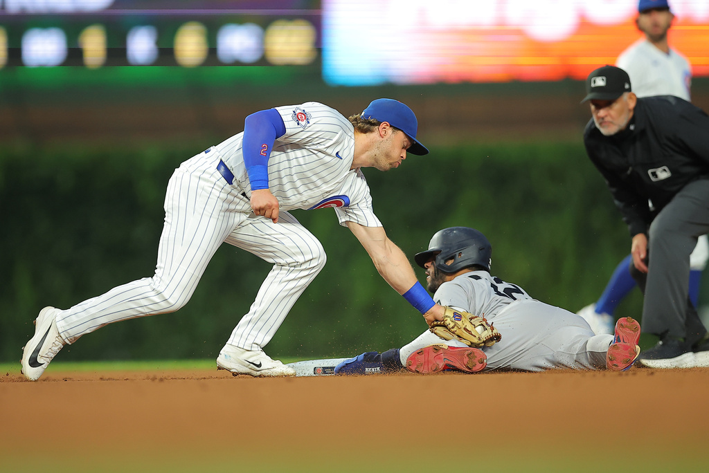 New York Yankees' José Caballero steals second base beating the tag by Chicago Cubs' Nico Hoerner during the fifth inning of a baseball game, Saturday, Aug. 1, 2026, in Chicago. (AP Photo/Melissa Tamez)