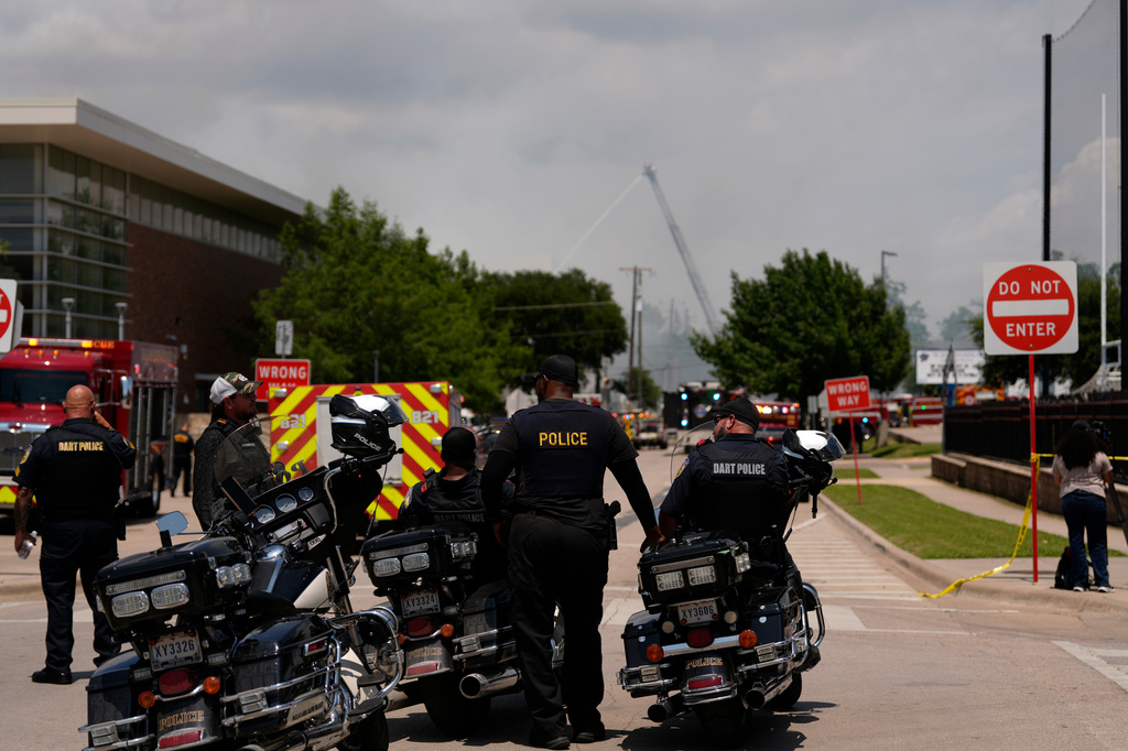 Police and firefighting crews respond to the scene of a large fire at an apartment complex in Dallas, Thursday, May 28, 2026. (AP Photo/Gabriela Passos)