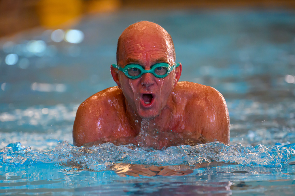Former Olympic swimmer Rowdy Gaines swims, Tuesday, Nov 11, 2025 at a pool in Salt Lake City. (AP Photo/Tyler Tate)