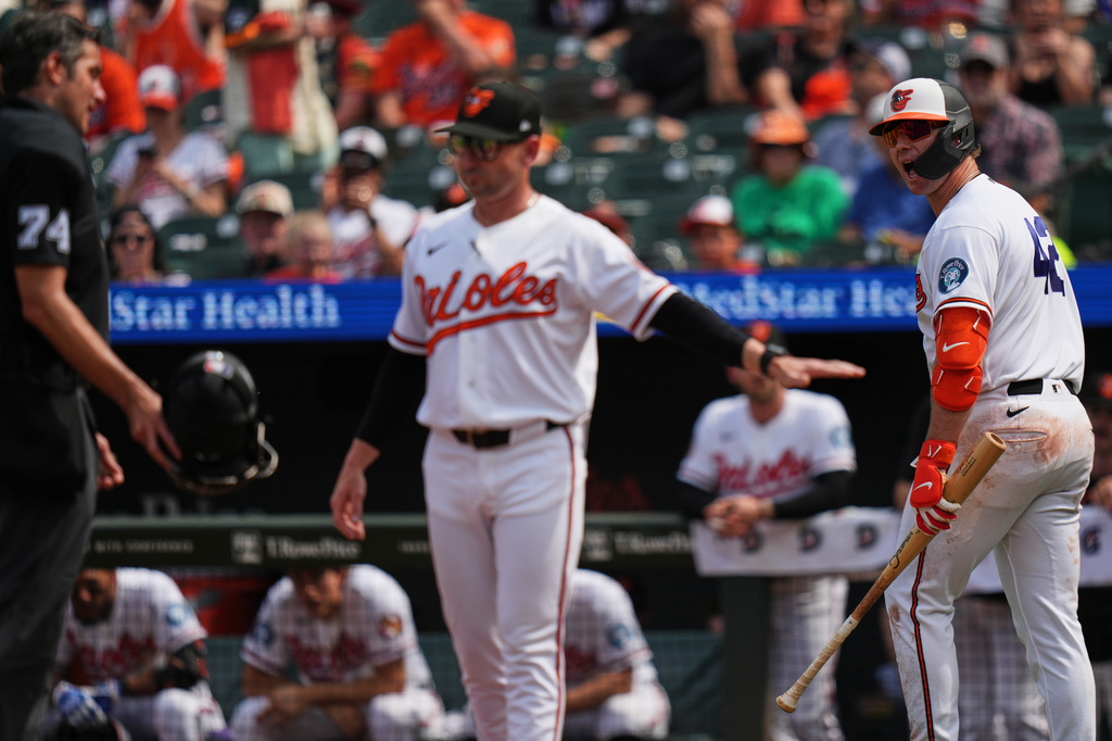Baltimore Orioles' Pete Alonso, right, yells at umpire John Tumpane (74) as Orioles manager Craig Albernaz, center, intervenes after Alonso was called out on an automatic strike due to a batter pitch time violation in the seventh inning of a baseball game against the Arizona Diamondbacks, Wednesday, April 15, 2026, in Baltimore. (AP Photo/Stephanie Scarbrough)