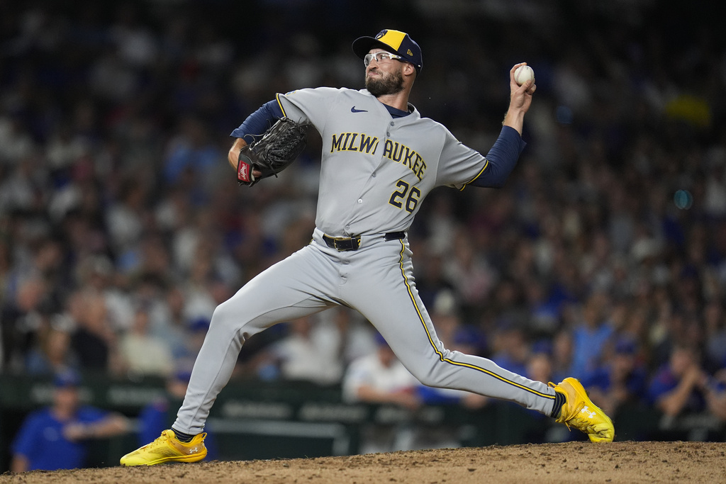 Milwaukee Brewers pitcher Aaron Ashby (26) throws against the Chicago Cubs during the fifth inning of the second baseball game of a split doubleheader Tuesday, Aug. 19, 2025, in Chicago. (AP Photo/Erin Hooley)