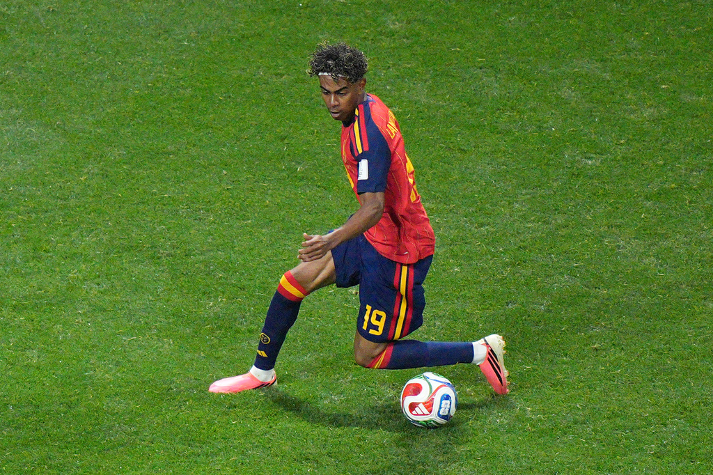 Spain's Lamine Yamal (19) moves the ball during the World Cup Group H soccer match between Spain and Cape Verde in Atlanta, Monday, June 15, 2026. (AP Photo/Jacob Kupferman)