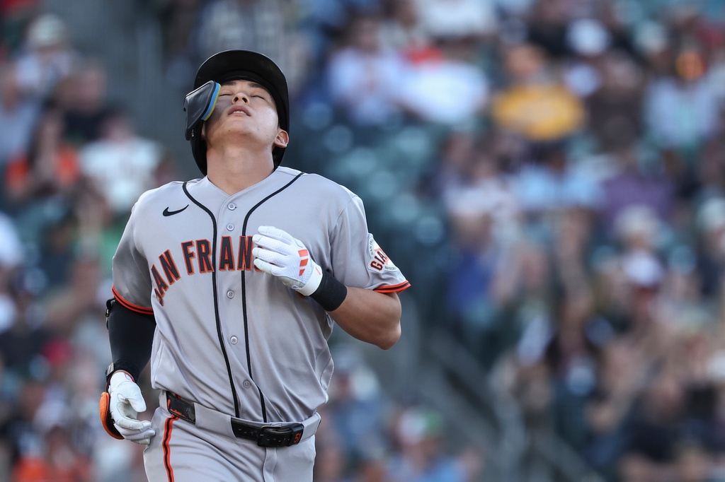 San Francisco Giants' Jung Hoo Lee reacts after hitting a line out during the first inning of a baseball game against the Athletics Saturday, May 16, 2026, in West Sacramento, Calif. (AP Photo/Sara Nevis)