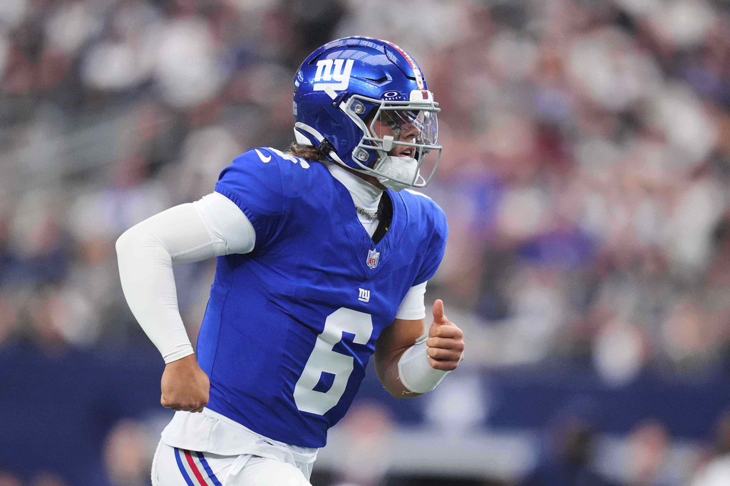 New York Giants quarterback Jaxson Dart (6) follows the play in the second half of an NFL football game against the Dallas Cowboys Sunday, Sept. 14, 2025, in Arlington, Texas. (AP Photo/Julio Cortez)