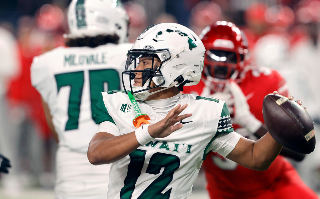Hawaii quarterback Micah Alejado (12) passes against UNLV during the first half of an NCAA college football game against UNLV, Friday, Nov. 21, 2025, in Las Vegas. (Steve Marcus/Las Vegas Sun via AP)
