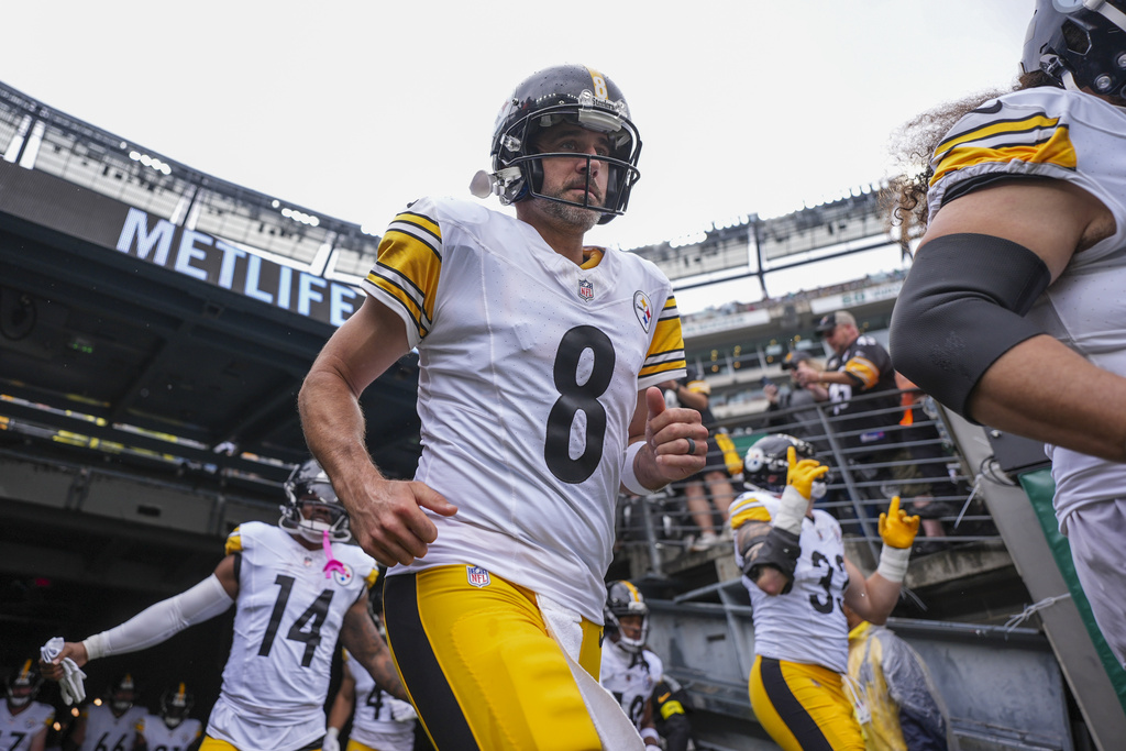 Pittsburgh Steelers quarterback Aaron Rodgers and teammates run onto the field prior to an NFL football game against the New York Jets Sunday, Sept. 7, 2025, in East Rutherford, N.J. (AP Photo/Matt Slocum)