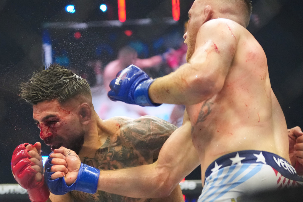 Ilia Toupruia, left, fights Justin Gaethje during UFC Freedom 250 on the South Lawn of the White House, Monday, June 15, 2026, in Washington. (AP Photo/Alex Brandon)