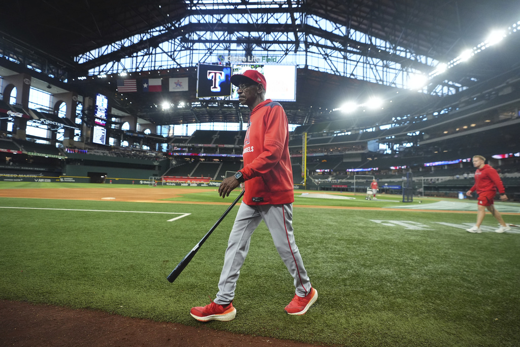 Los Angeles Angels manager Ron Washington walks on the field during batting practice before a baseball game against the Texas Rangers, Monday, Aug. 25, 2025, in Arlington, Texas. (AP Photo/LM Otero)