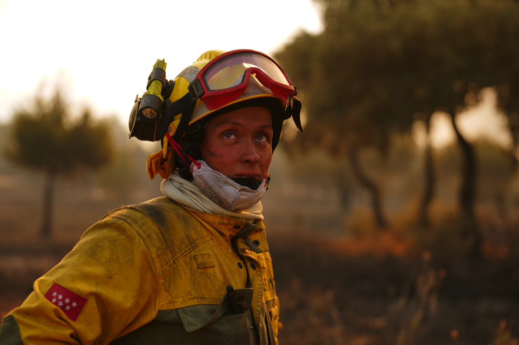 Firefighters battle a wildfire in San Martin de Valdeiglesias, west of Madrid, Spain, Sunday, July 26, 2026. (AP Photo/Manu Fernandez)