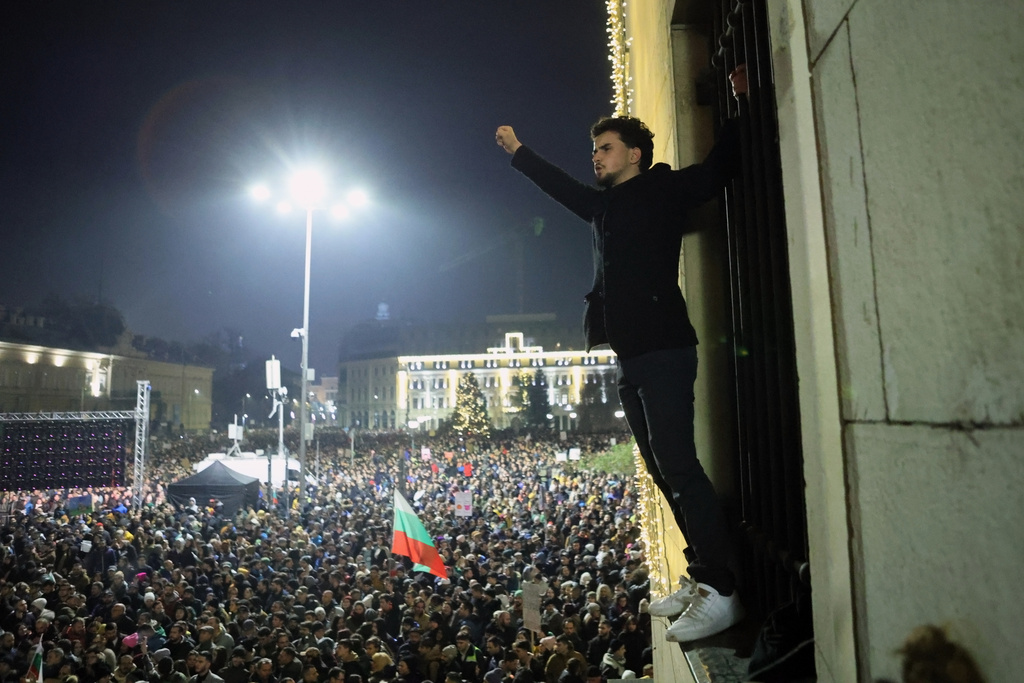Protester raise his fist as as a swelling crowd of tens of thousands of Bulgarians filled Sofia's central square, demanding the government's resignation amid rising anger over corruption and contested economic policies, Sofia, Bulgaria, Wednesday, Dec. 10, 2025. (AP Photo/Valentina Petrova)