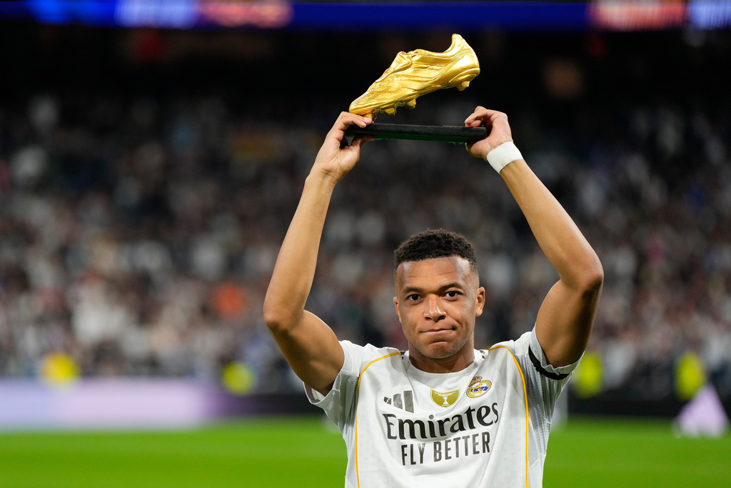 Real Madrid's Kylian Mbappe poses with the Golden Boot award before the Spanish La Liga soccer match between Real Madrid and Valencia in Madrid, Spain, Saturday, Nov. 1, 2025. (AP Photo/Manu Fernandez)