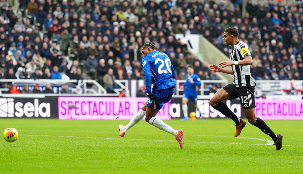 Chelsea's Joao Pedro, left, scores his side's second goal during the English Premier League soccer match between Newcastle United and FC Chelsea in Newcastle, England, Saturday, Dec. 20, 2025. (Owen Humphreys/PA via AP)