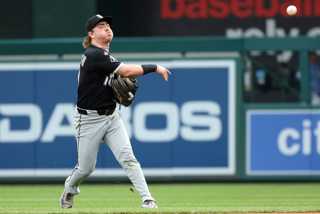 Chicago White Sox second baseman Chase Meidroth throws to first for an out during the third inning of a baseball game against the Washington Nationals, Saturday, Sept. 27, 2025, in Washington. (AP Photo/Daniel Kucin Jr.)