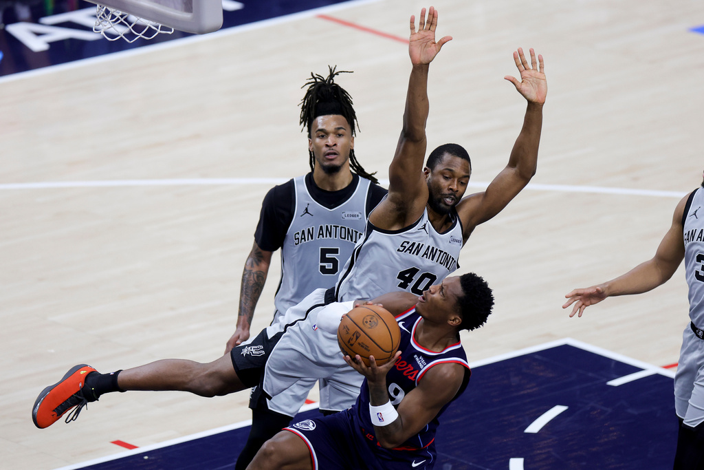 San Antonio Spurs forward Harrison Barnes (40) fouls Los Angeles Clippers guard Bennedict Mathurin (9) during the first half of an NBA basketball game Monday, March 16, 2026, in Inglewood, Calif. (AP Photo/Ryan Sun)
