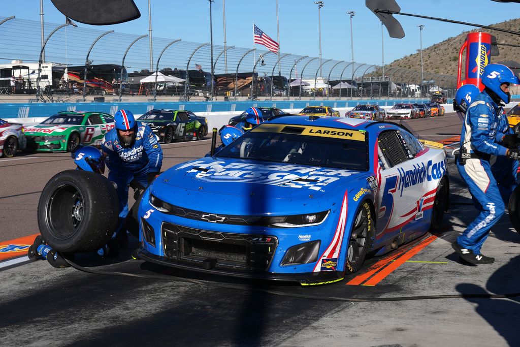 Kyle Larson pits during a NASCAR Cup Series auto race Sunday, Nov. 2, 2025, in Avondale, Ariz. (AP Photo/Rick Scuteri)