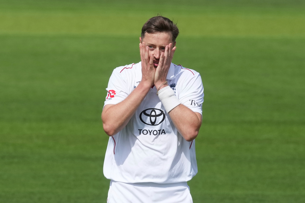 England's Ollie Robinson reacts after bowling a delivery on day four of the second cricket test match between England and Pakistan in London, Sunday, Aug. 30, 2026. (AP Photo/Dave Shopland)