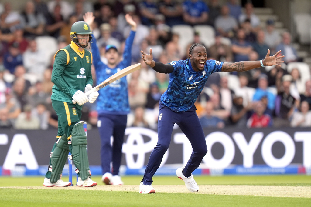 England's Jofra Archer, right, appeals for an lbw unsuccessfully during the One Day International Series cricket match between England and South Africa at Headingley, Leeds, England, Tuesday, Sept. 2, 2025. (Danny Lawson/PA via AP)