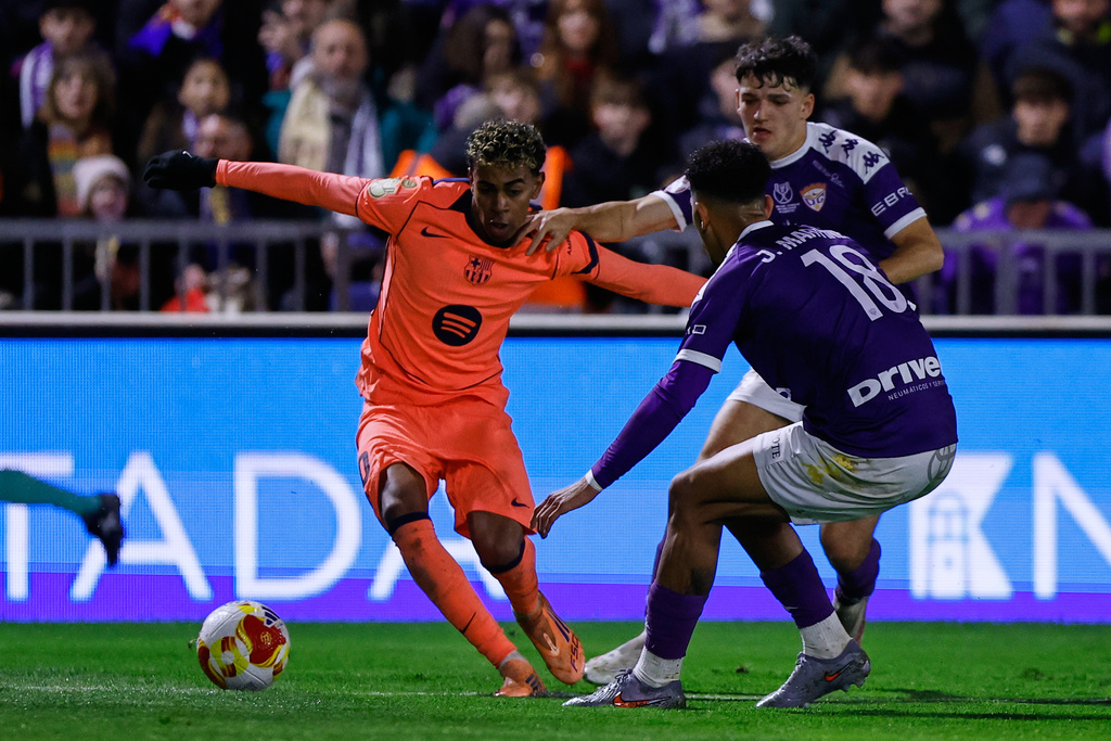 Barcelona's Lamine Yamal, duels for the balls with Guadalajara's Julio Martinez during the Copa del Rey soccer match between Guadalajara and Barcelona in Guadalajara, Spain, Tuesday, Dec. 16, 2025. (AP Photo/Rudy Garcia)