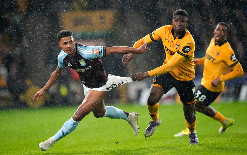 Aston Villa's Ollie Watkins, left, and Wolverhampton Wanderers' Yerson Mosquera battle for the ball during their English Premier League soccer match in Wolverhampton, England, Friday, Feb. 27, 2026. (Nick Potts/PA via AP)