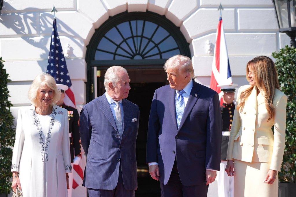 President Donald Trump and first lady Melania Trump greet King Charles III and Queen Camilla as they arrive at the White House, Monday, April 27, 2026, in Washington. (AP Photo/Alex Brandon).