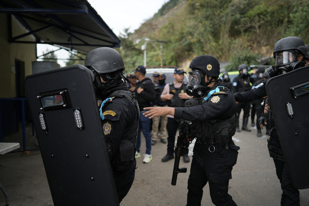 Security forces enter the Preventivo Zona 18 prison to free guards taken hostage and retake control of the facility in Guatemala City, Sunday, Jan. 18, 2026. (AP Photo/Emmanuel Andres)