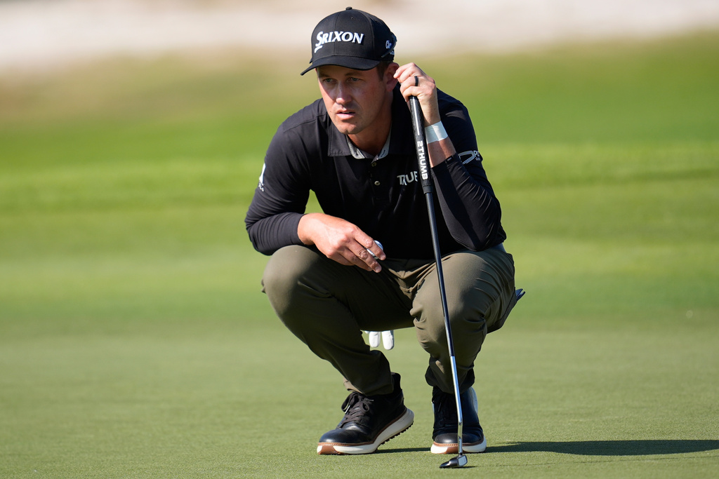 Andrew Putnam lines up his putt on the 18th green during the first round of the RSM Classic golf tournament, Thursday, Nov. 20, 2025, in St. Simons Island, Ga. (AP Photo/Mike Stewart)