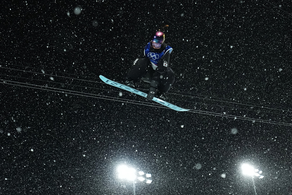 South Korea's Choi Ga-on competes during the women's snowboarding halfpipe finals at the 2026 Winter Olympics, in Livigno, Italy, Thursday, Feb. 12, 2026. (AP Photo/Gregory Bull)