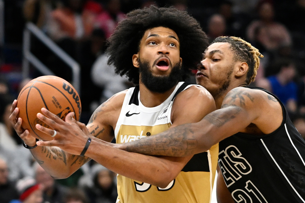 Washington Wizards forward Marvin Bagley III, left, is found by Brooklyn Nets forward Noah Clowney during the first half of an NBA basketball game, Friday, Jan. 2, 2026, in Washington. (AP Photo/John McDonnell)