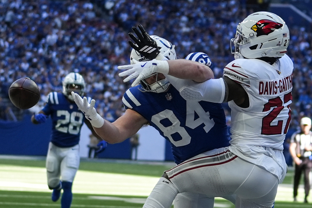 Indianapolis Colts tight end Tyler Warren (84) misses the catch against Arizona Cardinals linebacker Akeem Davis-Gaither (27) in the first half of an NFL football game, Sunday, Oct. 12, 2025, in Indianapolis, Ind. (AP Photo/Michael Conroy)