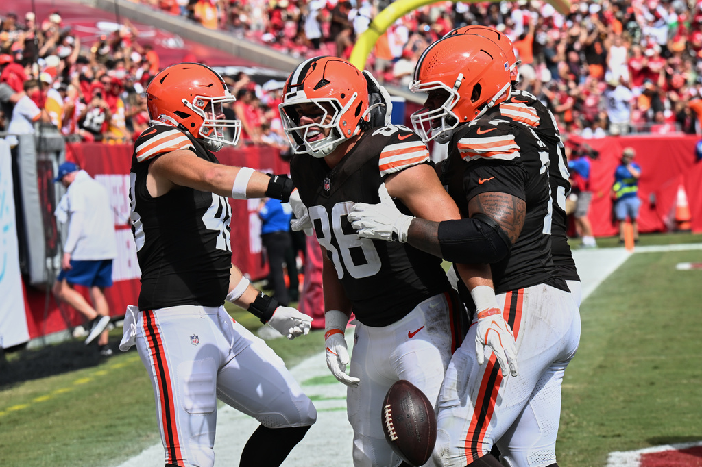 Cleveland Browns tight end Blake Whiteheart (86) celebrates after scoring a touchdown during the second half an NFL football game against the Tampa Bay Buccaneers in Tampa, Fla., Sunday, Sept. 20, 2026. (AP Photo/Jason Behnken)