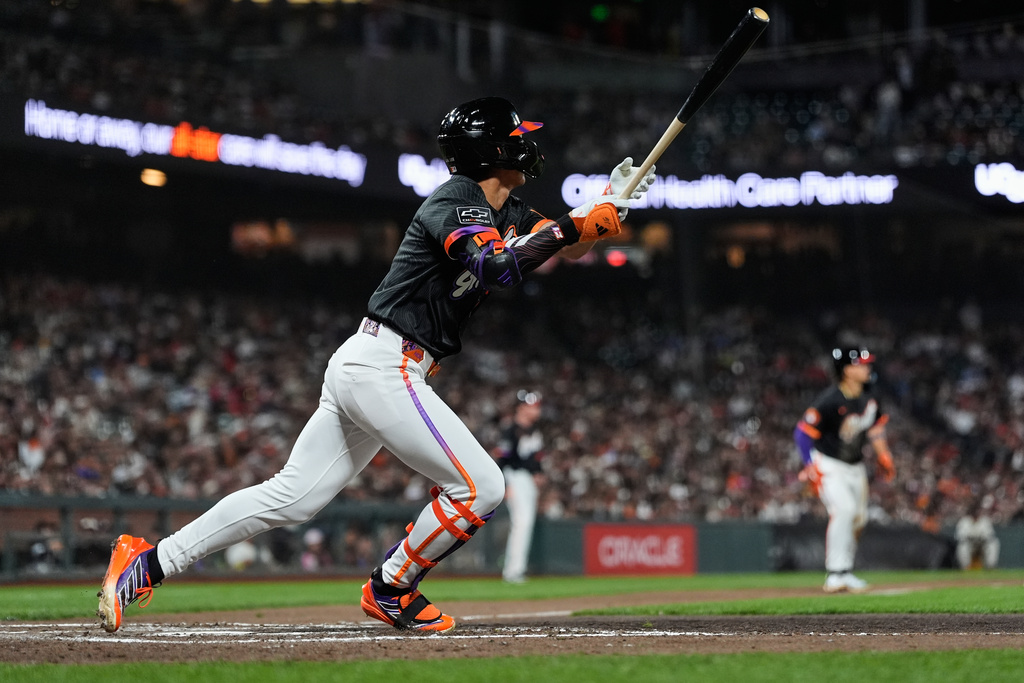 San Francisco Giants' Jung Hoo Lee watches his RBI single during the third inning of a baseball game against the St. Louis Cardinals, Tuesday, Sept. 23, 2025, in San Francisco. (AP Photo/Godofredo A. Vásquez)