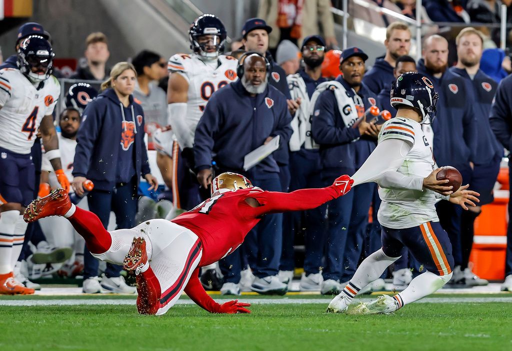 San Francisco 49ers' Sam Okuayinonu (91) pressures Chicago Bears quarterback Caleb Williams (18) in the second half of an NFL game at Levi's Stadium in Santa Clara, Calif., Sunday, Dec. 28, 2025. (Carlos Avila Gonzalez/San Francisco Chronicle via AP)