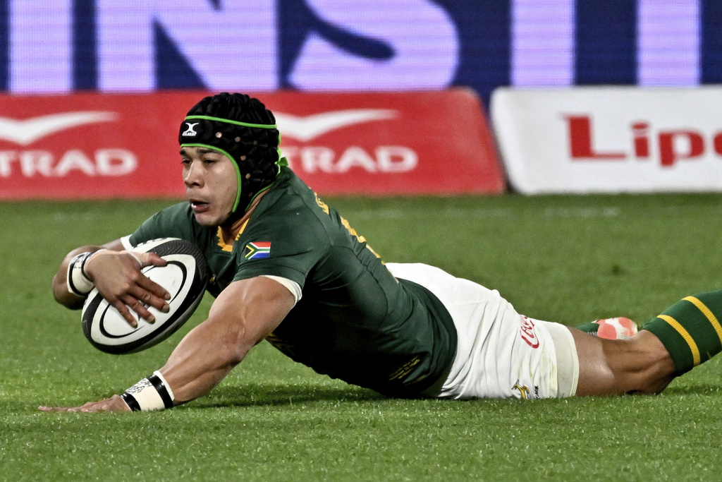 Cheslin Kolbe of South Africa dives over to score a try during their Rugby Championship test match against the All Blacks in Wellington, New Zealand, Saturday, Sept. 13, 2025. (AP Photo/Masanori Udagawa)