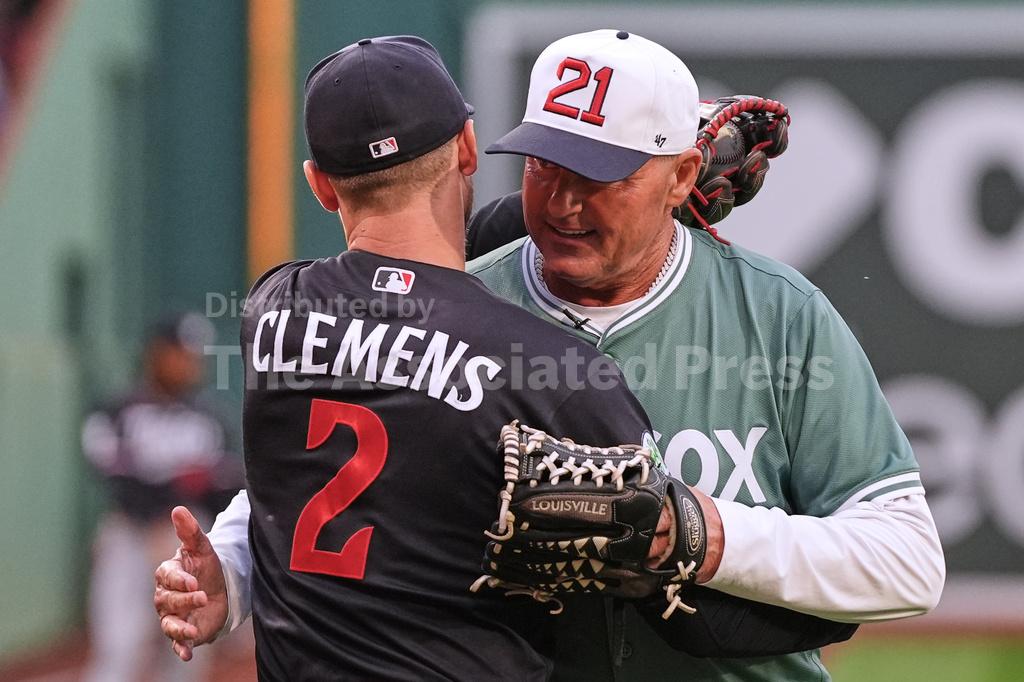 Oregon Ducks Head Coach Dan Lanning Wins 2025 Stallings Award - 750 The ...