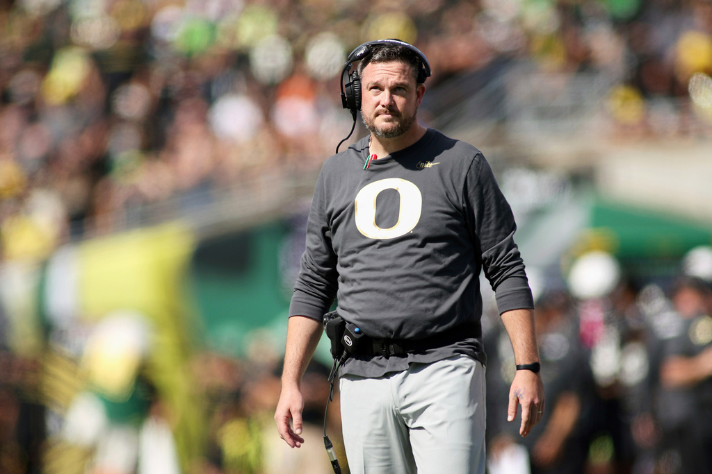 Oregon head coach Dan Lanning looks on during the first half of an NCAA college football game against Oregon State, Saturday, Sept. 20, 2025, in Eugene, Ore. (AP Photo/Lydia Ely)