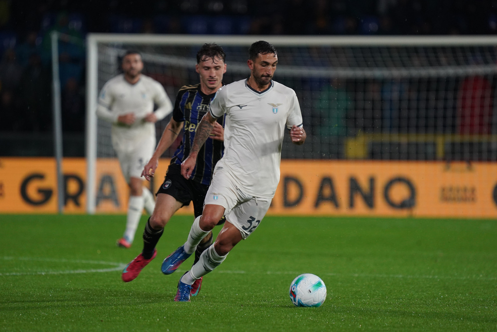 Lazio's Danilo Cataldi drives the ball during the Serie A soccer match between Pisa and Lazio in Pisa, Italy; Thursday, Oct. 30; 2025. (Alessandro La Rocca/LaPresse via AP)