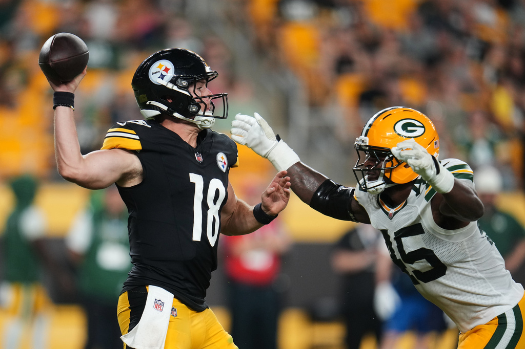 Pittsburgh Steelers quarterback Will Howard (18) throws a pass under pressure from Green Bay Packers defensive end Collin Oliver (45) in the second half of a preseason NFL football game in Pittsburgh, Thursday, Aug. 13, 2026. (AP Photo/Gene J. Puskar)