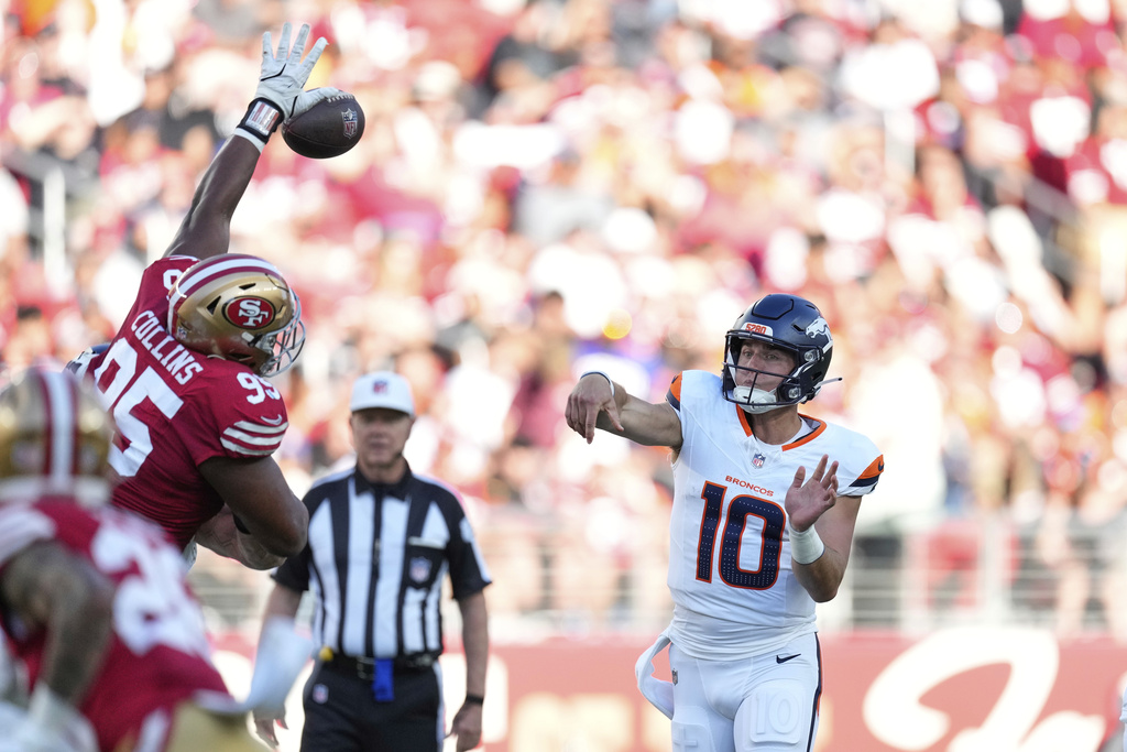 Denver Broncos quarterback Bo Nix (10) throws a pass during the first half of a preseason NFL football game against the San Francisco 49ers, Saturday, Aug. 9, 2025, in Santa Clara, Calif. (AP Photo/Godofredo A. Vásquez)