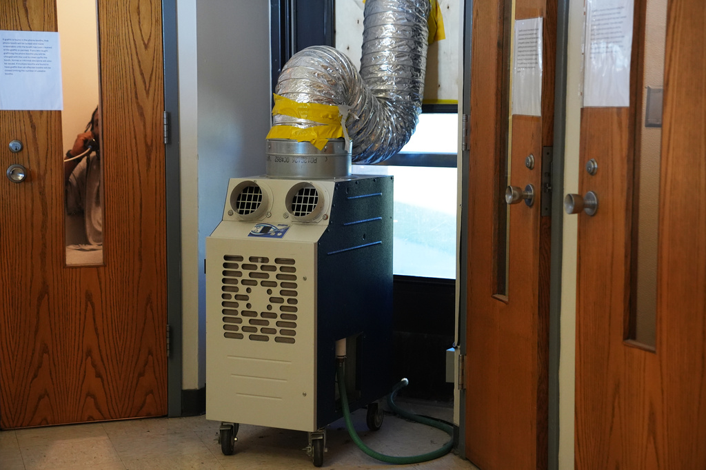 An air conditioning unit is placed in a housing unit at the Minnesota Correctional Facility in Lino Lakes, Minn., Tuesday, Sept. 15, 2026. (AP Photo/Ellen Schmidt)