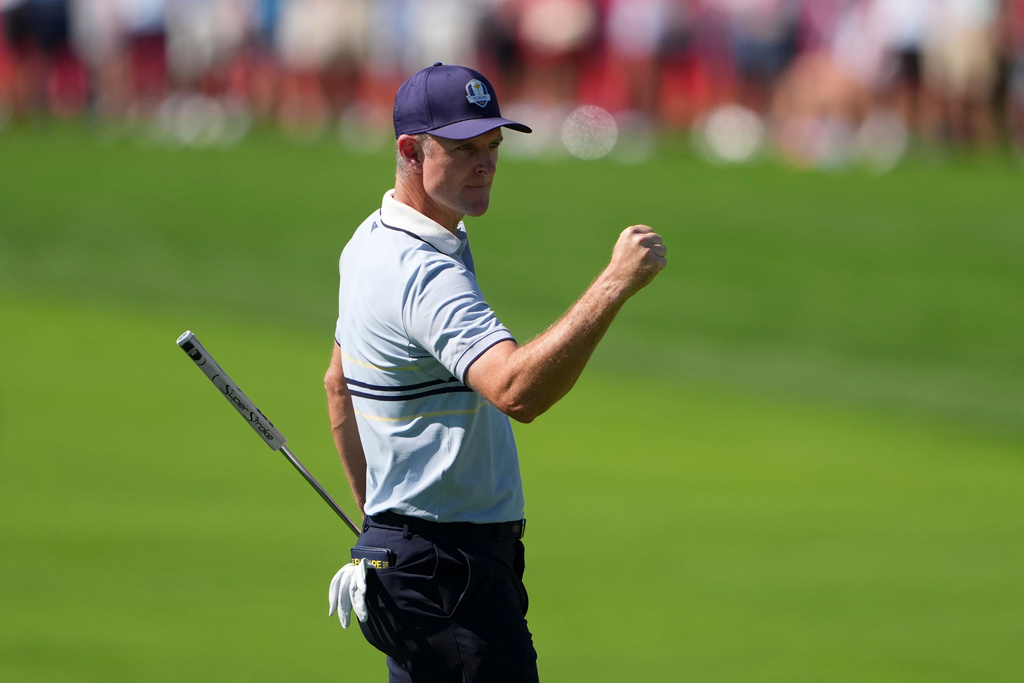 Europe's Rasmus Højgaard celebrates after a birdie on the first hole at Bethpage Black golf course during the Ryder Cup golf tournament, Friday, Sept. 26, 2025, in Farmingdale, N.Y. (AP Photo/Lindsey Wasson)